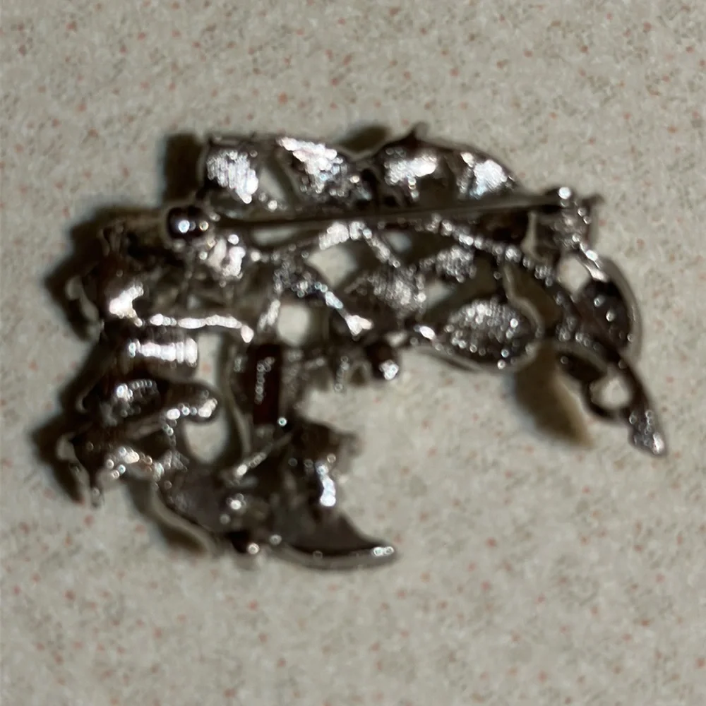 Vintage Trifari brushed silver tone rhinestone broach (434)